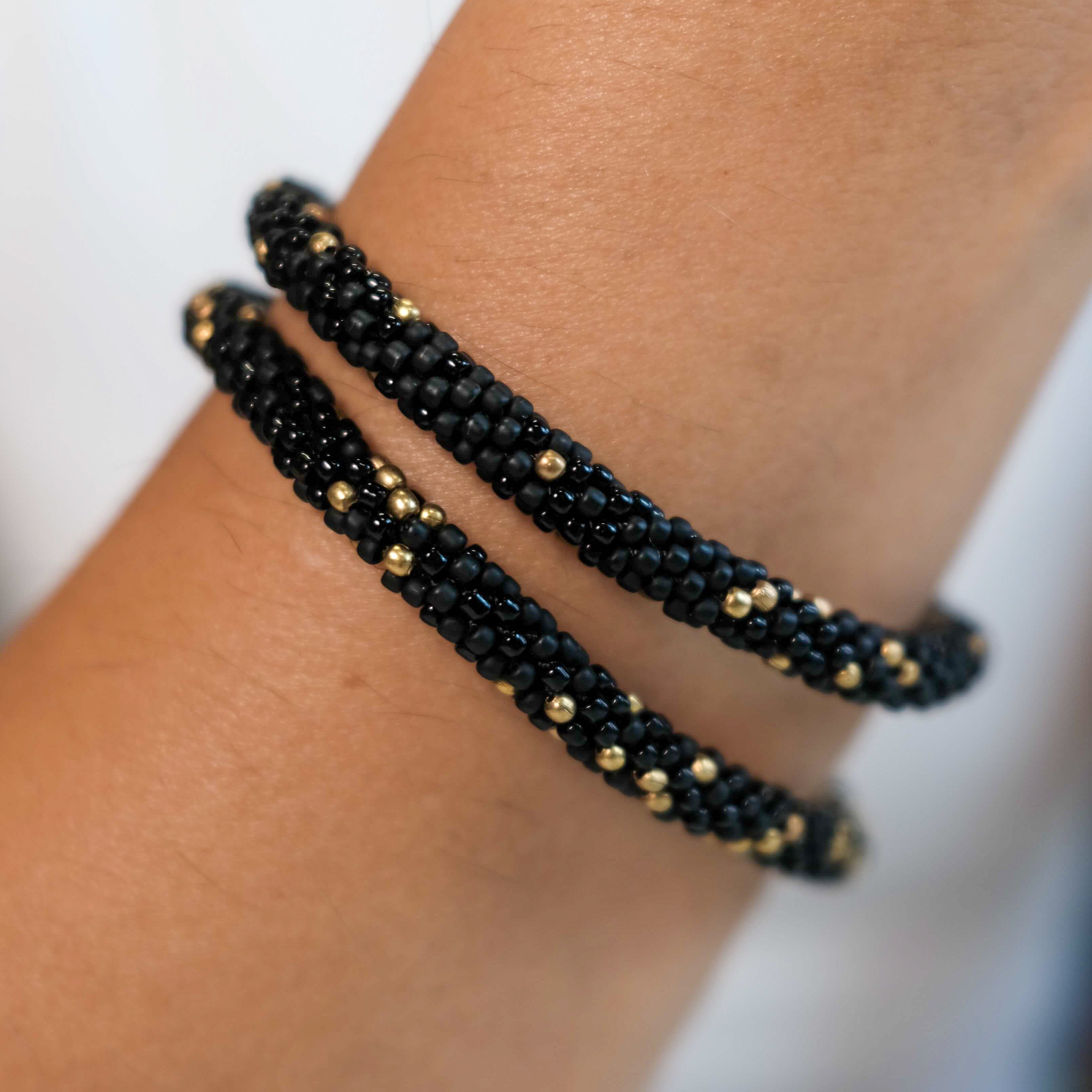 UNIVERSE Roll-on Armband mit Messingperlen