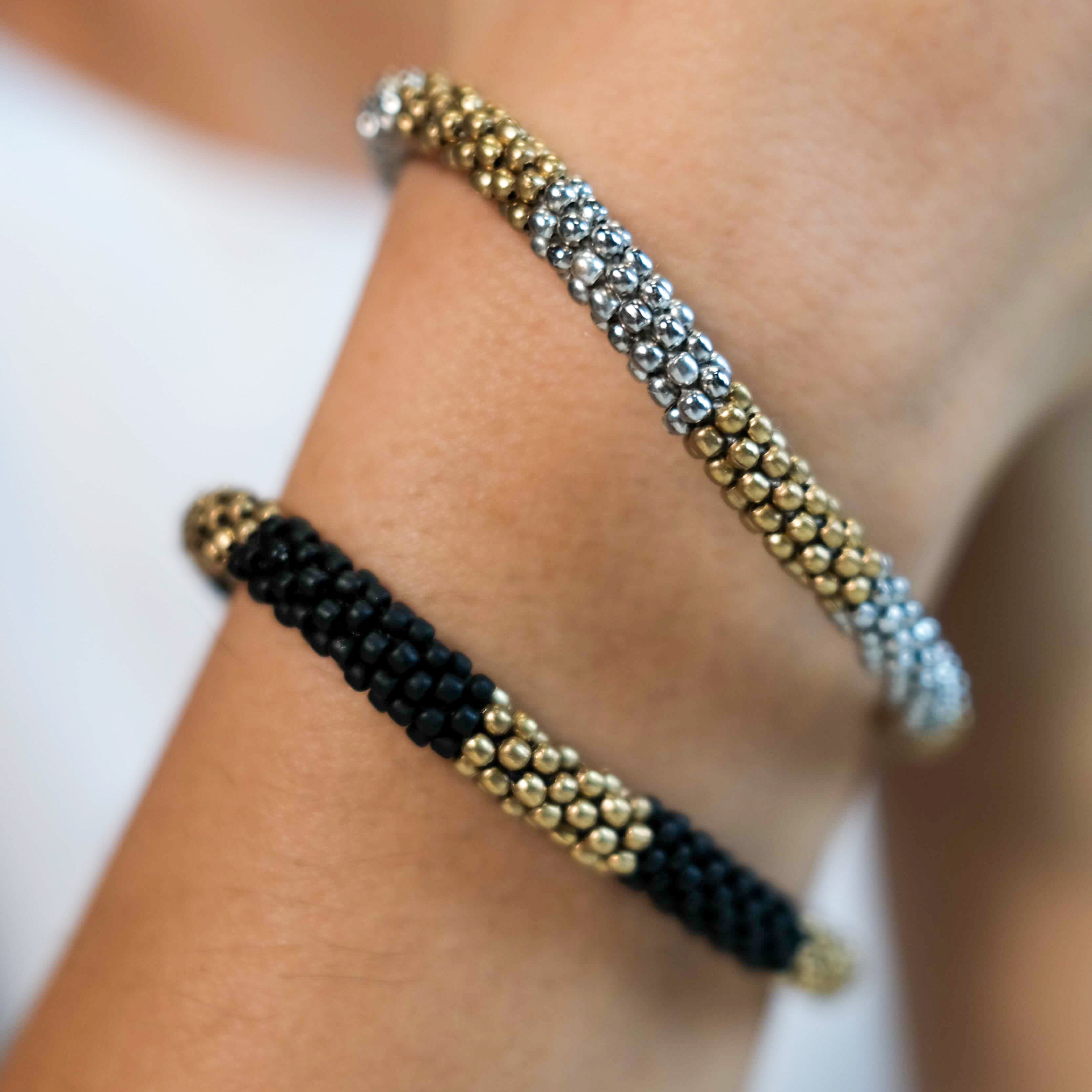 METAL DUO - Roll-on Armband, Messing und Schwarz