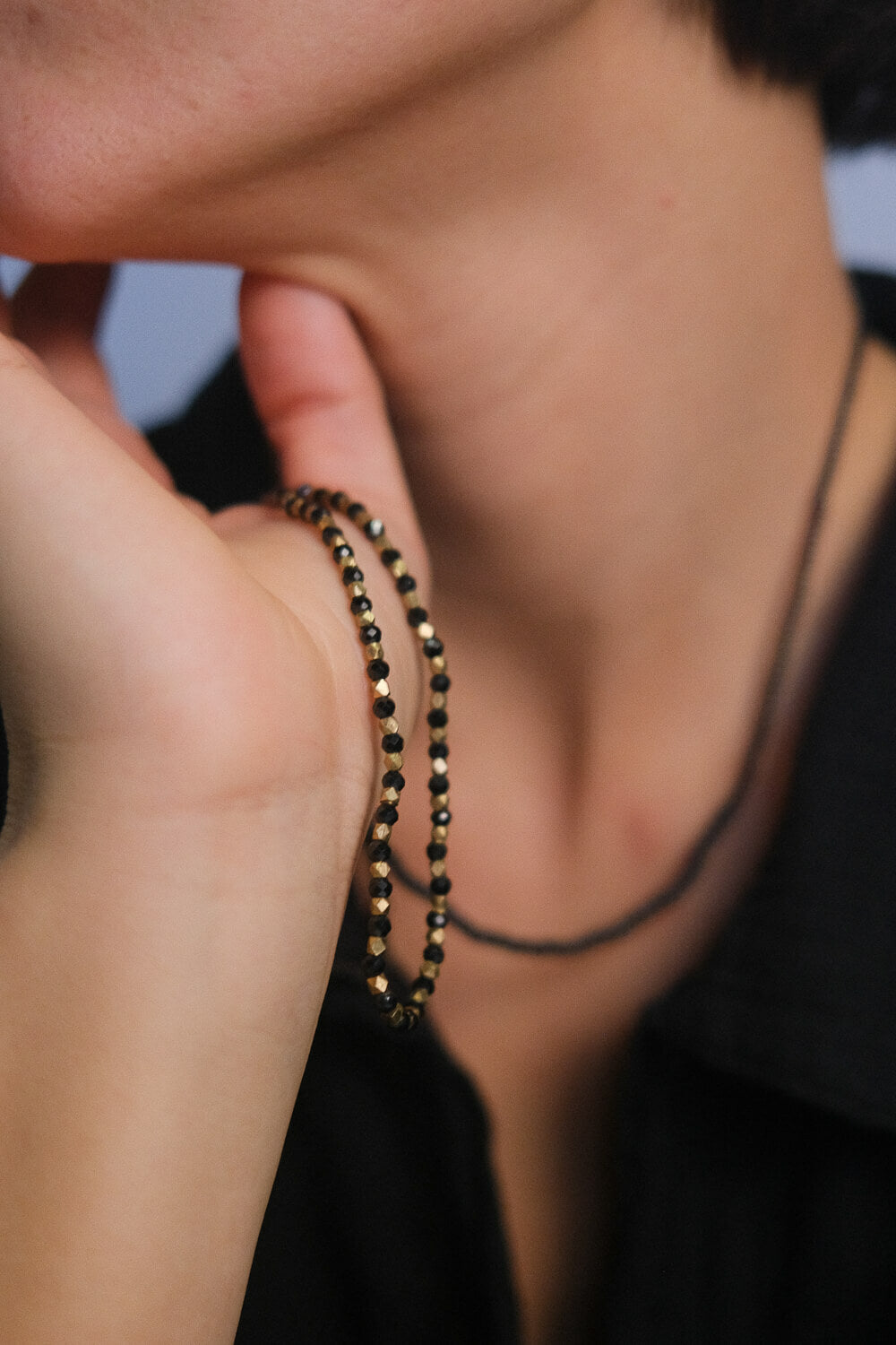 ORION STONE – Bracelet wrap avec onyx et laiton