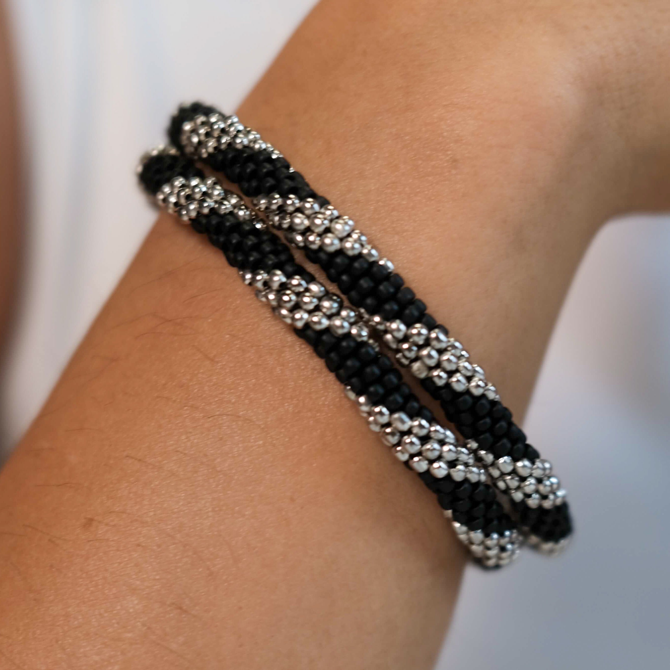 METAL TWISTER - Roll-on Armband mit versilberte Messingperlen