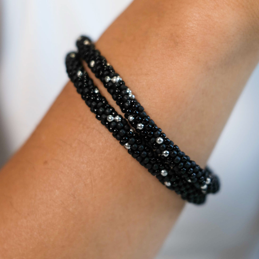 UNIVERSE Roll-on Armband mit Silberperlen