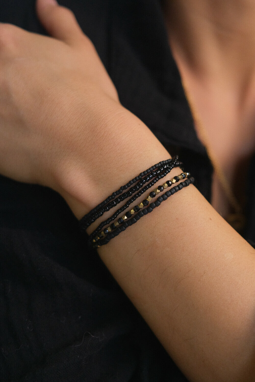 ORION STONE – Bracelet wrap avec onyx et laiton 
