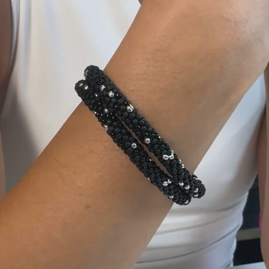 UNIVERSE Roll-on Armband mit Silberperlen